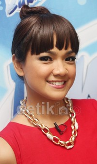 Dengan poni dan rambutnya yang dicepol, Nirina tampak seperti anak muda. Gus Mun/detikHOT.