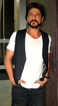 Di acara tersebut, SRK tampil casual dengan kaus putih, vest dan celana htiam. AFP PHOTO/STR.