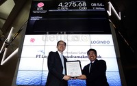 PT Logindo Samudramakmur Tbk mencatatkan saham perdananya di Bursa Efek Indonesia (BEI), Jakarta.