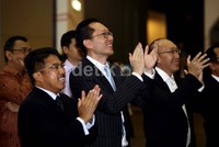 Direktur Utama Bursa Efek Indonesia Warsito dan Presdir PT Logindo Eddy K Logam hadir dalam acara tersebut.