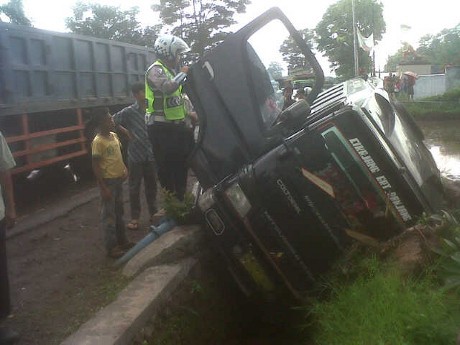 Sopir Ugal-ugalan, Mikrobus Ini Nyungsep ke Parit