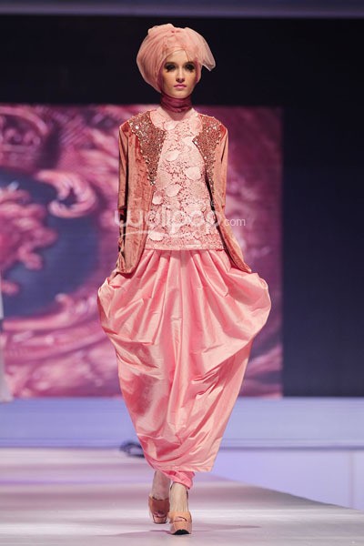 Meeta Fauzan La Belle Fille. IPBM Jabar collection 2014 at Ballroom Trans Luxury Hotel. Bandung. 09-Desember-2013. [Foto: Mohammad Abduh/Wolipop]