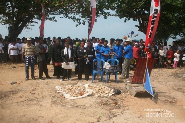 Unik! Tradisi Perang Ketupat di Pulau Bangka