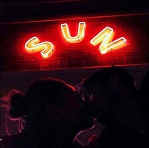 Ashton Kutcher Pamer Foto Ciuman Mesra dengan Mila Kunis di Twitter