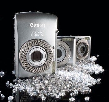 Canon memperingati usia ke-10 lini IXUS dengan meluncurkan kamera berhiaskan berlian ini. Ada 8 kamera berlian yang bernilai USD 5.000 per unitnya. Sedang yang versi Super Diamond dihargai USD 50.800 atau sekitar Rp 600 juta.