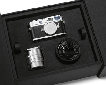 Hasil kolaborasi Leica dan fotografer art Ralph Gibson ini mungkin jadi idaman pecinta foto hitam putih. Sayang, belum diketahui banderol harganya.