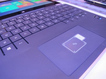 Touchpad di Dell XPS 11 punya dua bagian. Dimana ada kotak kecil di touchpad untuk mengatur besar kecilnya tampilan di layar.