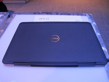 Dell XPS 11 memang tampil seksi dengan cover carbon fiber berwarna abu-abu gelap yang menyelubunginya serta layar quad HD dengan resolusi 2560x1440.