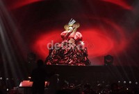 Tiba-tiba muncul Melly dengan gaun merah merona nan mewah ala ratu-ratu kerajaan yang langsung membawakan lagu 'Tentang Dia'. Noel/detikHOT.