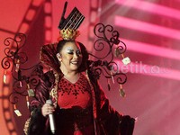 Bukan Melly Goeslaw jika tak muncul dengan gaun-gaun atau kostum-kostum yang aneh bin ajaib. Noel/detikHOT.