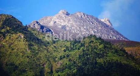 Merapi Semburkan Asap Pekat, Klaten Hujan Abu Tipis