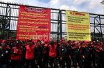 Buruh Demo Gedung DPR