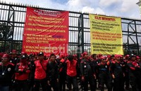 Aksi ini dilakukan massa yang tergabung dalam Komite Aksi Jaminan Sosial (KAJS).