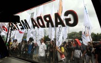 Mereka menuntut pemerintah melaksanakan Jaminan Kesehatan menyeluruh untuk seluruh rakyat Indonesia pada 1 Januari 2014 bukan bertahap sampai dengan 2019.