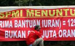 Buruh Demo Gedung DPR