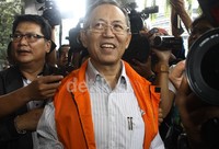 Iya sudah P21, sudah saya tanda tangani tadi, ujar Dada Rosada di KPK, Jl HR Rasuna Said, Jakarta Selatan, Kamis (12/12/2013). Lamhot Aritonang/detikFoto.