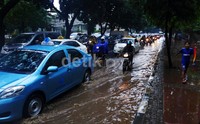 Genangan tersebut mengakibatkan arus lalu lintas tersendat.