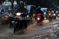 Genangan ini akibat hujan deras yang mengguyur kawasan Jakarta sore tadi.