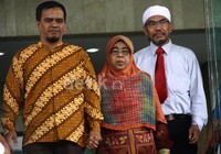 Bersama ibunda, Faisal Hasan Ishaaq menjenguk Luthfi Hasan Ishaaq. Lamhot Aritonang/detikFoto.