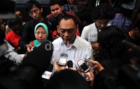 Menurut Iwan Pangka, mahasiswi UI yang diduga diperkosa Sitok Srengenge menolak dinikahi.