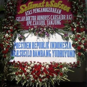 Puluhan Karangan Bunga Hiasi Acara Anugerah Doktor Honoris Causa Chairul Tanjung