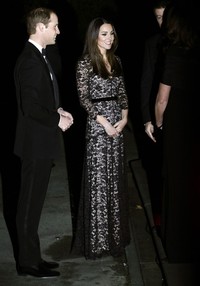 Di acara tersebut, Kate Middleton anggun bergaun lace hitam dari koleksi Temperley London, sementara Pangeran William terlihat necis lewat setelan tuxedo-nya. REUTERS/Luke MacGregor.