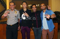 Kabid Humas Polda Metro Jaya Kombes (Pol) Rikwanto menyambut kedatangan personel Slank.