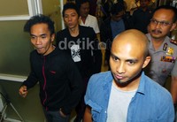 Personel Slank hadir di Polda Metro Jaya dengan tampilan khas mereka, mengenakan T-Shirt dan setelan celana jeans ketat.