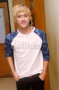 Dicky mewarnai seluruh rambut hitamnya menjadi pirang. Gus Mun/detikHOT.