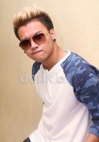 Tidak seperti Dicky, Ilham hanya memirangkan bagian atas rambutnya. Gus Mun/detikHOT.