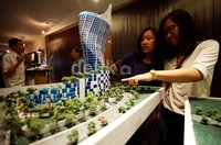 Pengunjung berdatangan untuk melihat pameran arsitektur Urban Playground.