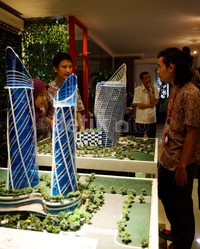 Sejumlah pengunjung melihat maket gedung yang dipamerkan.