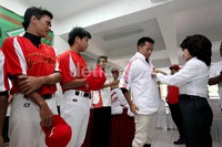 Ketua Umum KONI DKI Jakarta Winny Erwindia memberikan jaket kepada pemain bisbol DKI Jakarta.