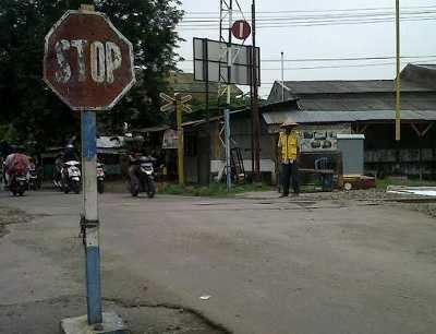 Perlintasan Kereta Api Liar, Daops 8: Banyak Dibuat Warga 