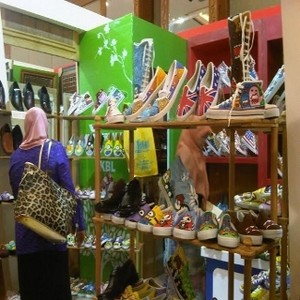 Dari Sepatu Lukis, Wanita Ini Raup Rp 16 Juta/Bulan