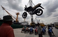 Pekerja mengangkut sepeda motor untuk dikirim ke sejumlah daerah di luar Jawa melalui kapal angkut barang di Pelabuhan Sunda Kelapa, Jakarta, Kamis (12/12/2013).