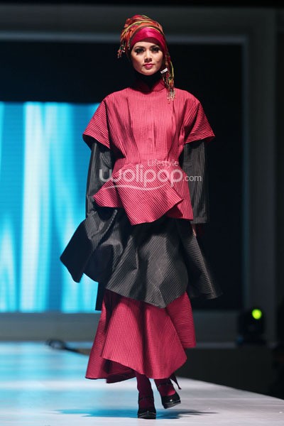 Iva Lativah Value Glam Exploration. IPBM Jabar collection 2014 at Ballroom Trans Luxury Hotel. Bandung. 09-Desember-2013. [Foto: Mohammad Abduh/Wolipop]