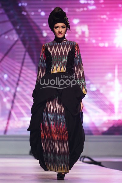 Hennie Noer Sparkling of Black Night. IPBM Jabar collection 2014 at Ballroom Trans Luxury Hotel. Bandung. 09-Desember-2013. [Foto: Mohammad Abduh/Wolipop]