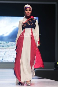 Ani She Be Beautiful Unique. IPBM Jabar collection 2014 at Ballroom Trans Luxury Hotel. Bandung. 09-Desember-2013. [Foto: Mohammad Abduh/Wolipop]