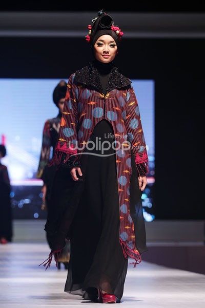 Hennie Noer Sparkling of Black Night. IPBM Jabar collection 2014 at Ballroom Trans Luxury Hotel. Bandung. 09-Desember-2013. [Foto: Mohammad Abduh/Wolipop]