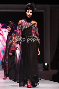 Hennie Noer Sparkling of Black Night. IPBM Jabar collection 2014 at Ballroom Trans Luxury Hotel. Bandung. 09-Desember-2013. [Foto: Mohammad Abduh/Wolipop]