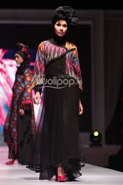 Hennie Noer Sparkling of Black Night. IPBM Jabar collection 2014 at Ballroom Trans Luxury Hotel. Bandung. 09-Desember-2013. [Foto: Mohammad Abduh/Wolipop]