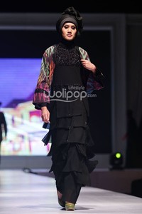 Hennie Noer Sparkling of Black Night. IPBM Jabar collection 2014 at Ballroom Trans Luxury Hotel. Bandung. 09-Desember-2013. [Foto: Mohammad Abduh/Wolipop]