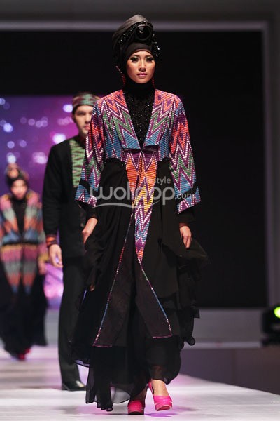 Hennie Noer Sparkling of Black Night. IPBM Jabar collection 2014 at Ballroom Trans Luxury Hotel. Bandung. 09-Desember-2013. [Foto: Mohammad Abduh/Wolipop]