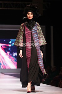 Hennie Noer Sparkling of Black Night. IPBM Jabar collection 2014 at Ballroom Trans Luxury Hotel. Bandung. 09-Desember-2013. [Foto: Mohammad Abduh/Wolipop]