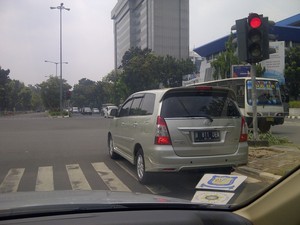 Mungkin Mobil ini Lagi Buru-buru Jadi Berhenti di Zebra Cross di Trunojoyo