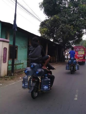 Parah! Dua Pemotor Ini Tak Berhelm, Duduk di Atas Galon dan Balapan