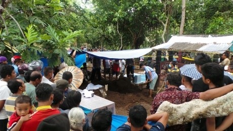Aji dan Lusi Shock Makam Bayi Kembarnya Diacak-acak Pencuri