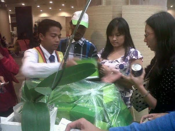 Pesawat Delay 1 Jam, Garuda Bagi-Bagi Makanan di Bandara Ngurah Rai