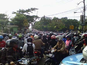 Beginilah Semrawutnya Lalin di Lokasi Tabrakan KRL Vs Truk BBM di Bintaro